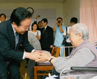 野田佳彦が施設訪問して握手している様子（出典：野田佳彦公式サイト）
