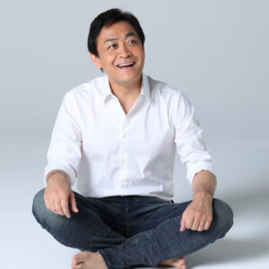 玉木雄一郎プロフィール：新しいスタイルの政治家として、国民に寄りそうごとく、リラックスした格好で床に座る玉木雄一郎の写真