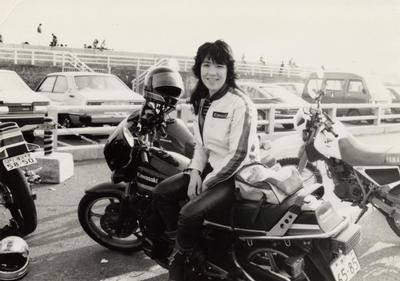 高市早苗総理の公式プロフィール写真:愛車Z400GPで